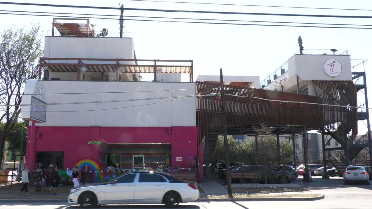 Identifican al hombre que murió al caer de un segundo piso en un bar de Dallas