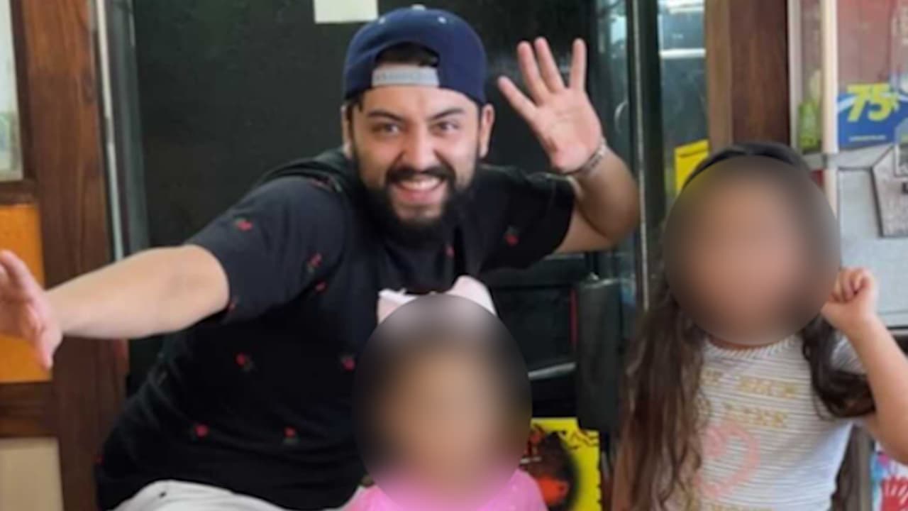 Muere padre cuando llevaba el pastel de cumpleaños de su hija en un Chuck E. Cheese de Texas