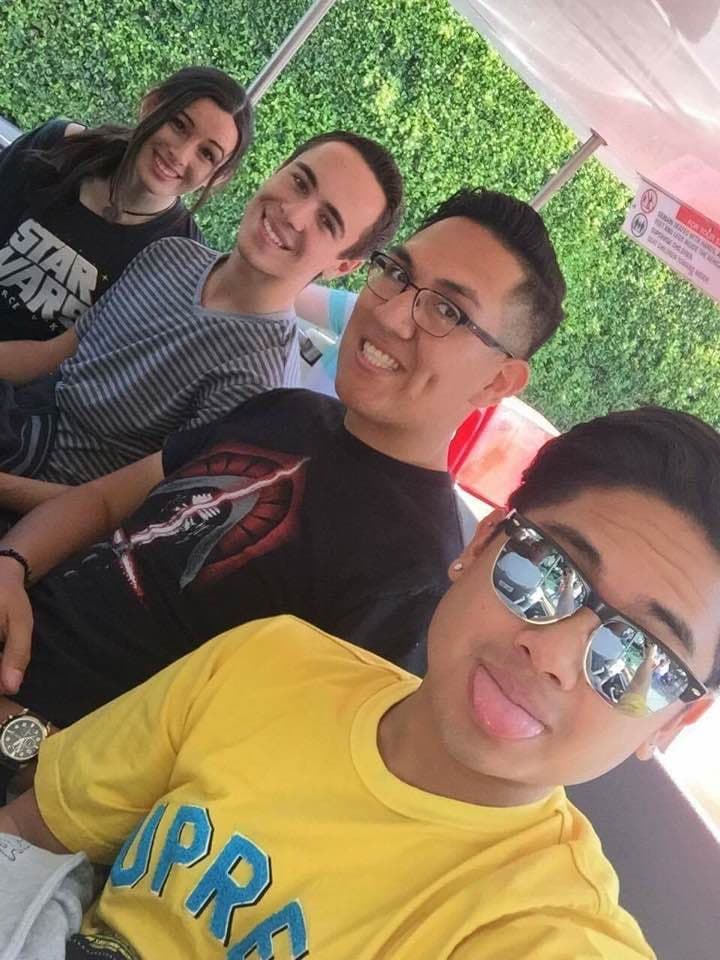 Michelle y sus tres amigos fueron a Disneyland aquel día. Solo dos de ellos , Alfonso, de playera amarilla, y Tony, de negro y gafas, sobrevivieron al accidente. Tony, el chofer, sigue en coma.