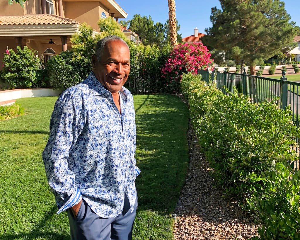 Foto difundida por Didier J. Fabien que muestra a O.J. Simpson en el jardín de su casa de Las Vegas Nevada el 3 de junio del 2019.