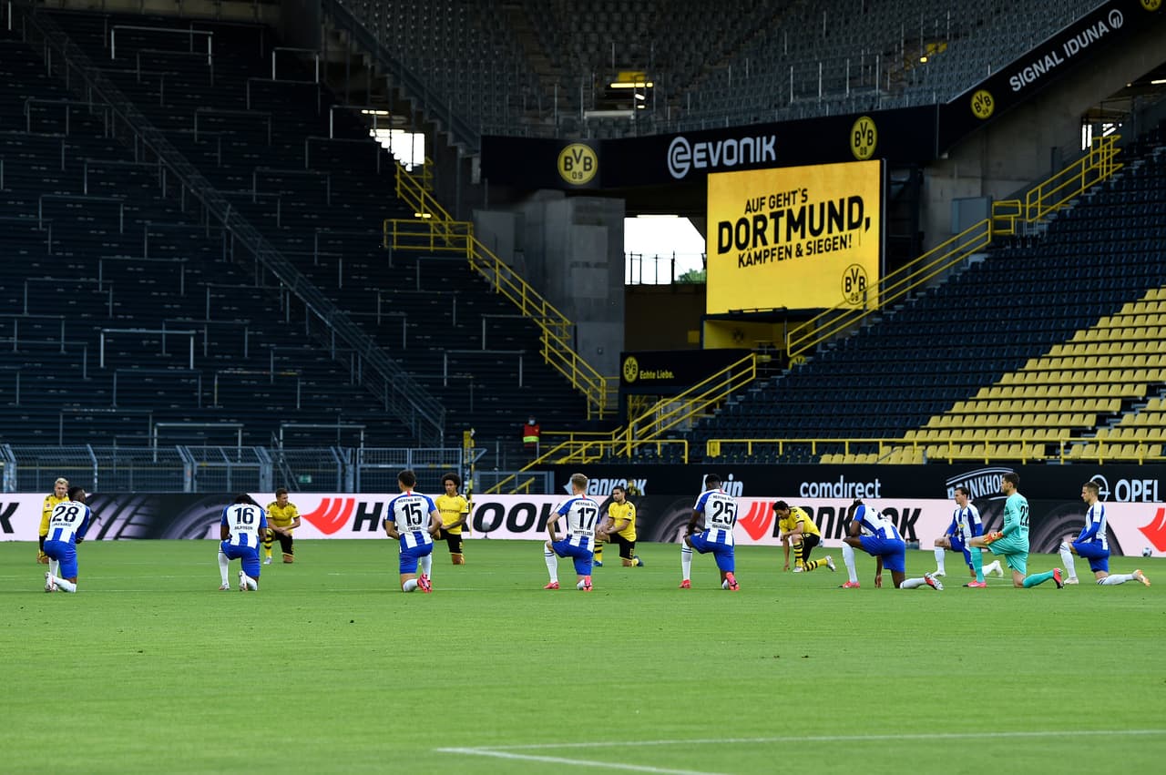 Dortmund y Hertha se arrodillan en protesta contra el racismo