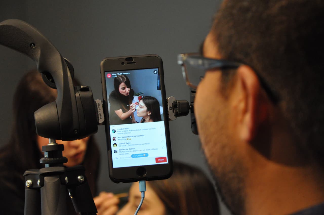 Como suele ser con los contenidos de Yo Amo Los Zapatos, miles de fans se sumaron a su primer Facebook Live en junio.