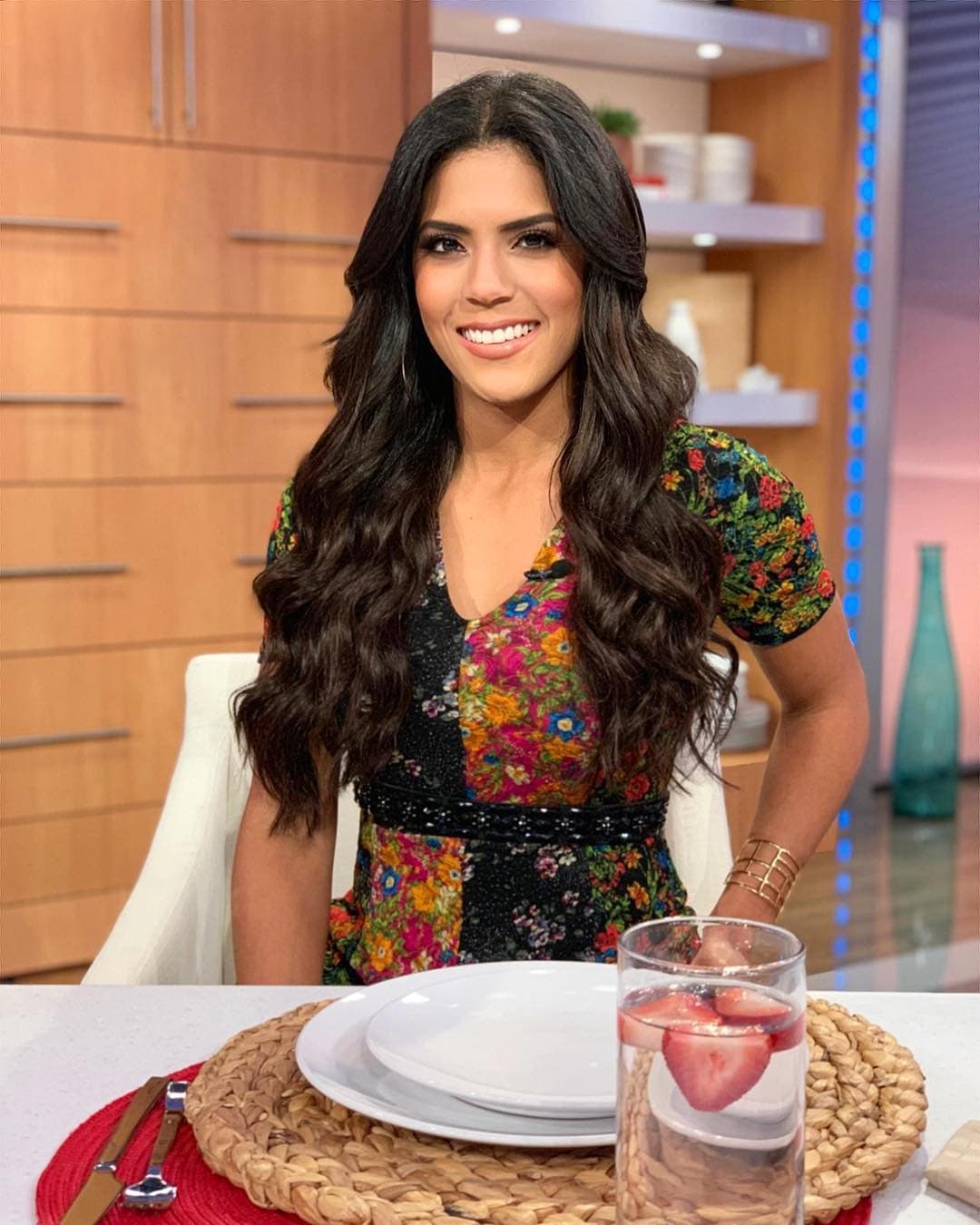 Cada mañana nuestra conductora complace a sus millones de fanáticos de redes sociales con el look del día y una frase motivadora.
<br>