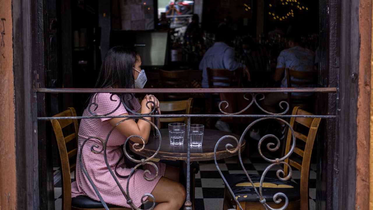 Empleados de restaurantes, entre los próximos a ser vacunados contra covid-19 en Puerto Rico