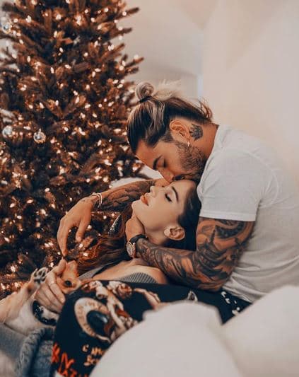 <b><a href="https://www.univision.com/musica/la-novia-de-maluma-en-selfies-todo-lo-que-sabemos-de-la-modelo-natalia-barulich-fotos">Maluma y Natalia Barulích</a></b> pasaron la Nochebuena juntos y como parte de esta celebración decembrina el cantautor colombiano sorprendió a su novia con un exótico obsequio.