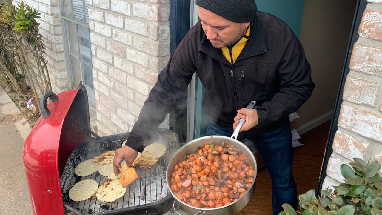 Aquí los hispanos demuestran lo bueno que son cocinando como con estos frijoles a la charra.