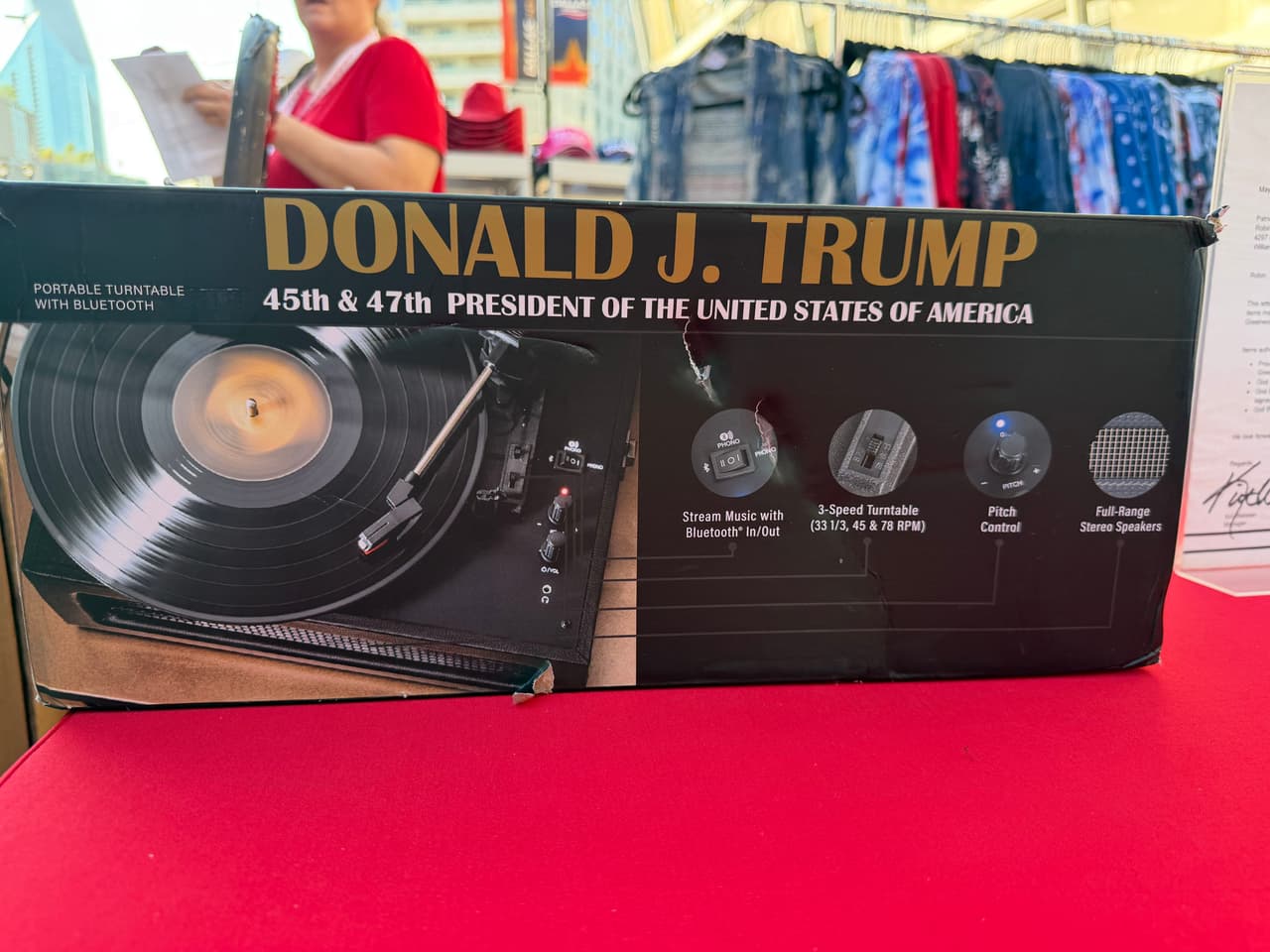 Con la fiebre de 
<b>los vinilos</b> cobrando auge, en los puestos de venta a las afueras de la 
<b><a href="https://www.univision.com/local/dallas-kuvn/foto-donald-trump-dallas-recaudacion" target="_blank">Convención Republicana de Medio Término</a></b> hay tocadiscos Trump disponibles.