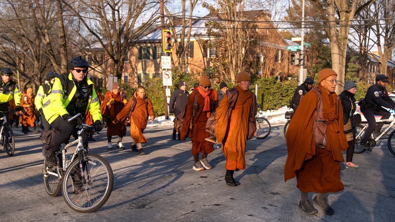 Monjes budistas llegan a DC con su ‘Caminata por la Paz’ tras pérdidas y enfermedades