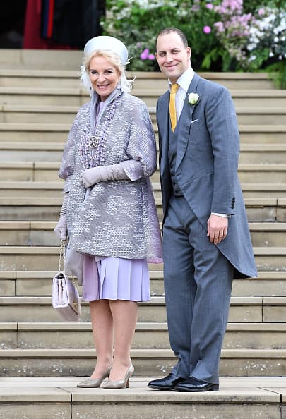 La princesa Michael de Kent, madre de Gabriella, se detuvo afuera del castillo junto a su hijo, Lord Frederick Windsor, y así fueron captados.