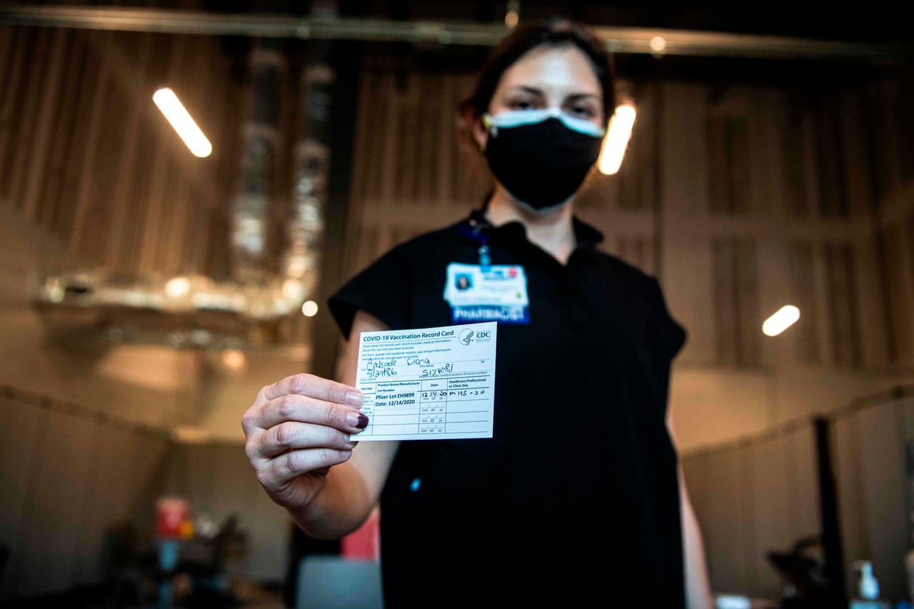 Ya hay una serie de iniciativas de “pasaportes” de vacunación en curso que facilitarían el intercambio digital del estado de vacunación.