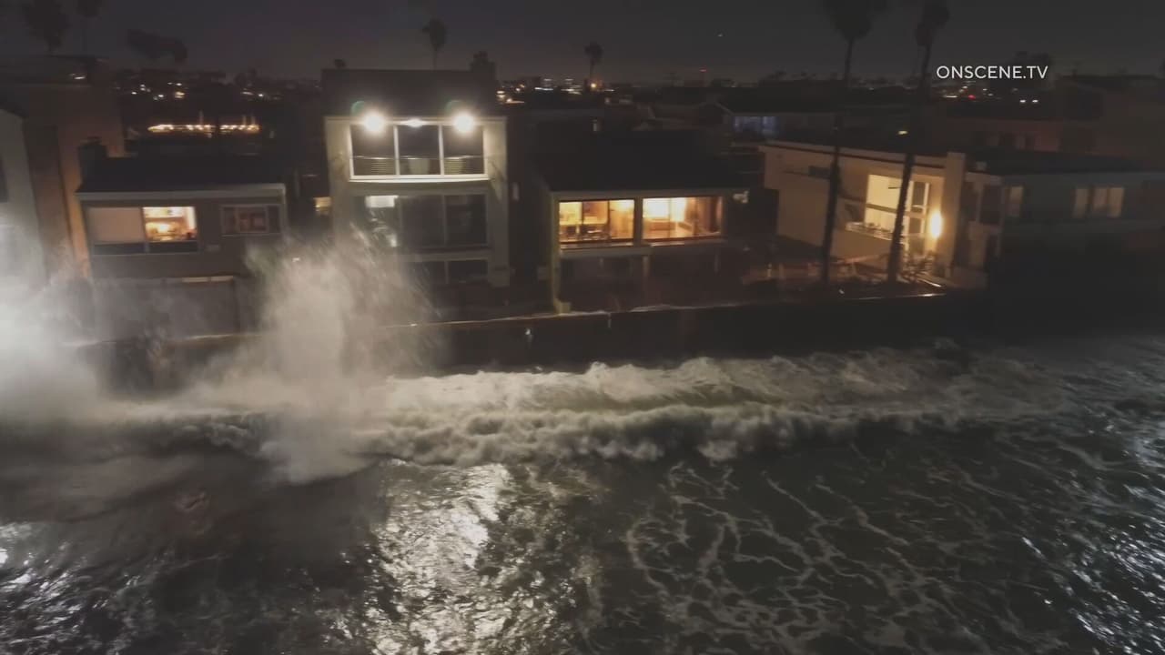 El fuerte oleaje provocó daños importantes en aproximadamente 30 pies del muro de protección de la península, entre 65th y 66th Place, informó la ciudad de Long Beach.