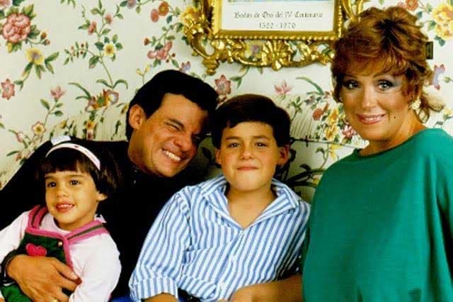 José José estuvo casado con la exreina de belleza Anel Noreña de 1976 a 1991, y juntos procrearon a José Joel y a Marisol.