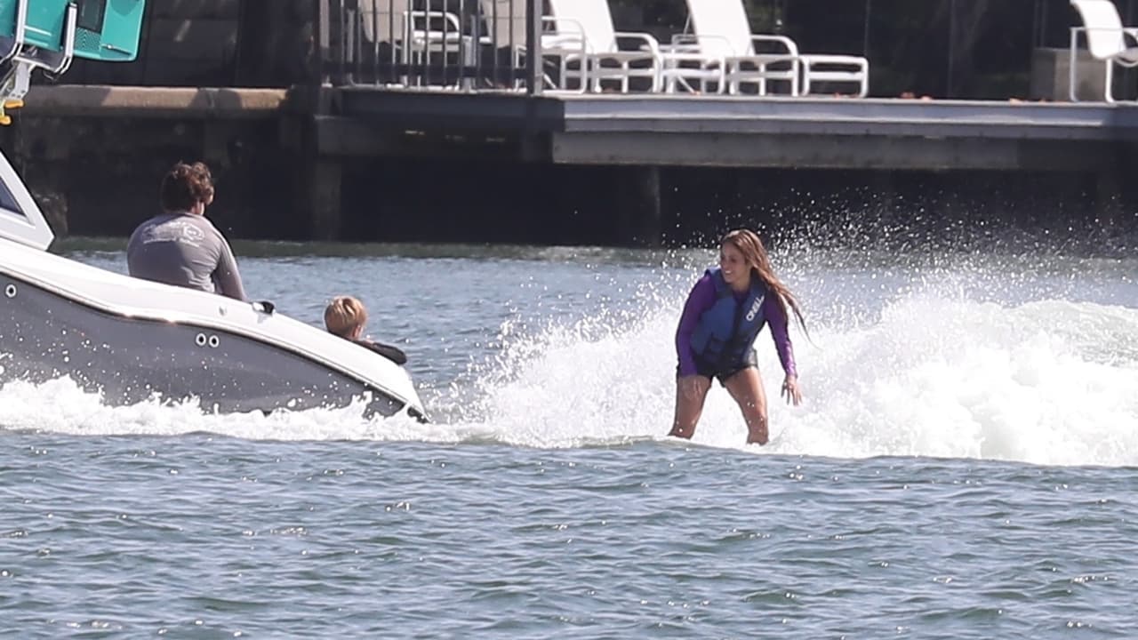 Shakira fue captada haciendo wakeboarding en los alrededores de su casa en Miami.