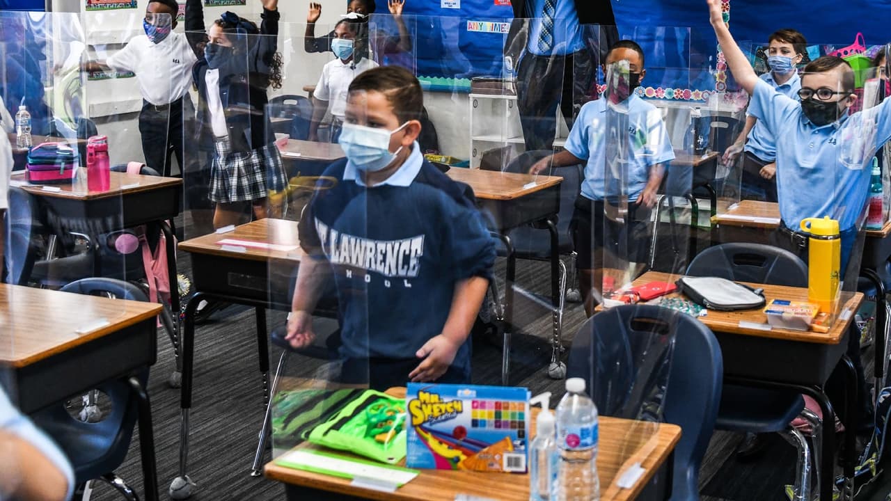 Juez en Arizona declara inconstitucional prohibir los mandatos de mascarillas en las escuelas