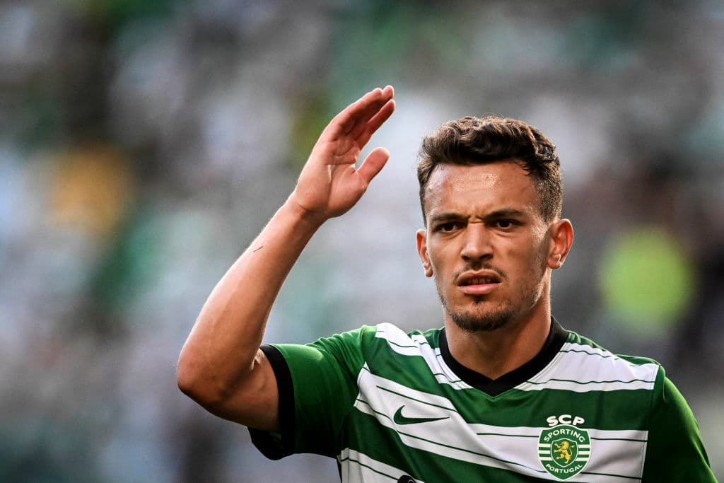 Jesús ‘Tecatito’ Corona marcó el único gol de Sevilla en el empate 1-1 ante el Sporting de Lisboa en un partido disputado en el Estadio José Alvalade de Portugal. Luego, en los penales, el club andaluz que se quedó con el Trofeo Cinco Violines.