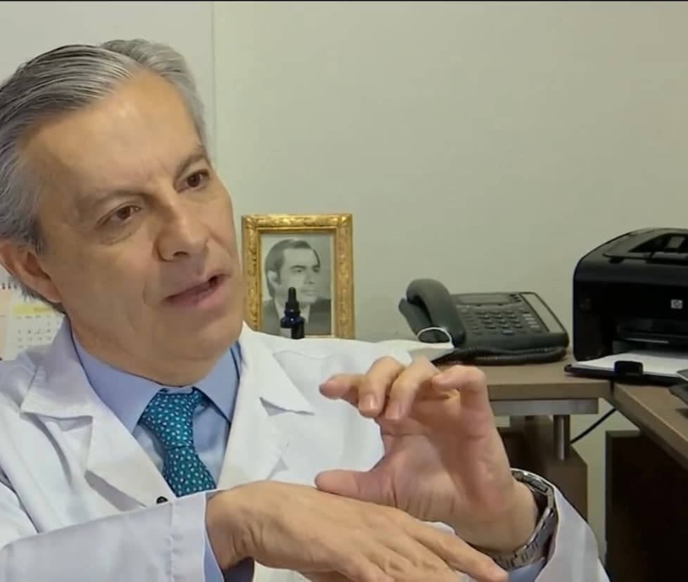 En medio de esas ganas de vivir, los médicos recuerdan que el padecimiento que sufren madre e hija es algo, no solo incurable, sino progresivo. “Es una enfermedad rarísima y, con el tiempo, esas capas que tienen no solo van a aumentar en grosor, sino en dureza”, advierte el dermatólogo Juan Carlos Martínez.
<br>