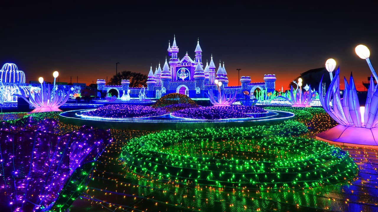 <h2 class="cms-H2-H2">Magical Winter Lights</h2>
<br>
<br>🗓️ Noviembre 17 de 2023 - Enero 7 de 2024.
<br>🕒 5 - 10 pm | Domingo a Jueves 🕒 5 - 11 pm | Viernes y Sábado 
<br>📍5000 Katy Mills Cir, Katy, Texas 77494
<br>🎟️ $18 y $25
<br>🅿️ Gratis
<br>
<br>
<b>Detalles de los boletos:</b>
<br>Niños (2-12) y adultos mayores (65+): $18
<br> Adultos (13-64 años): $25
<br> Paquetes familiares (4 personas: $88