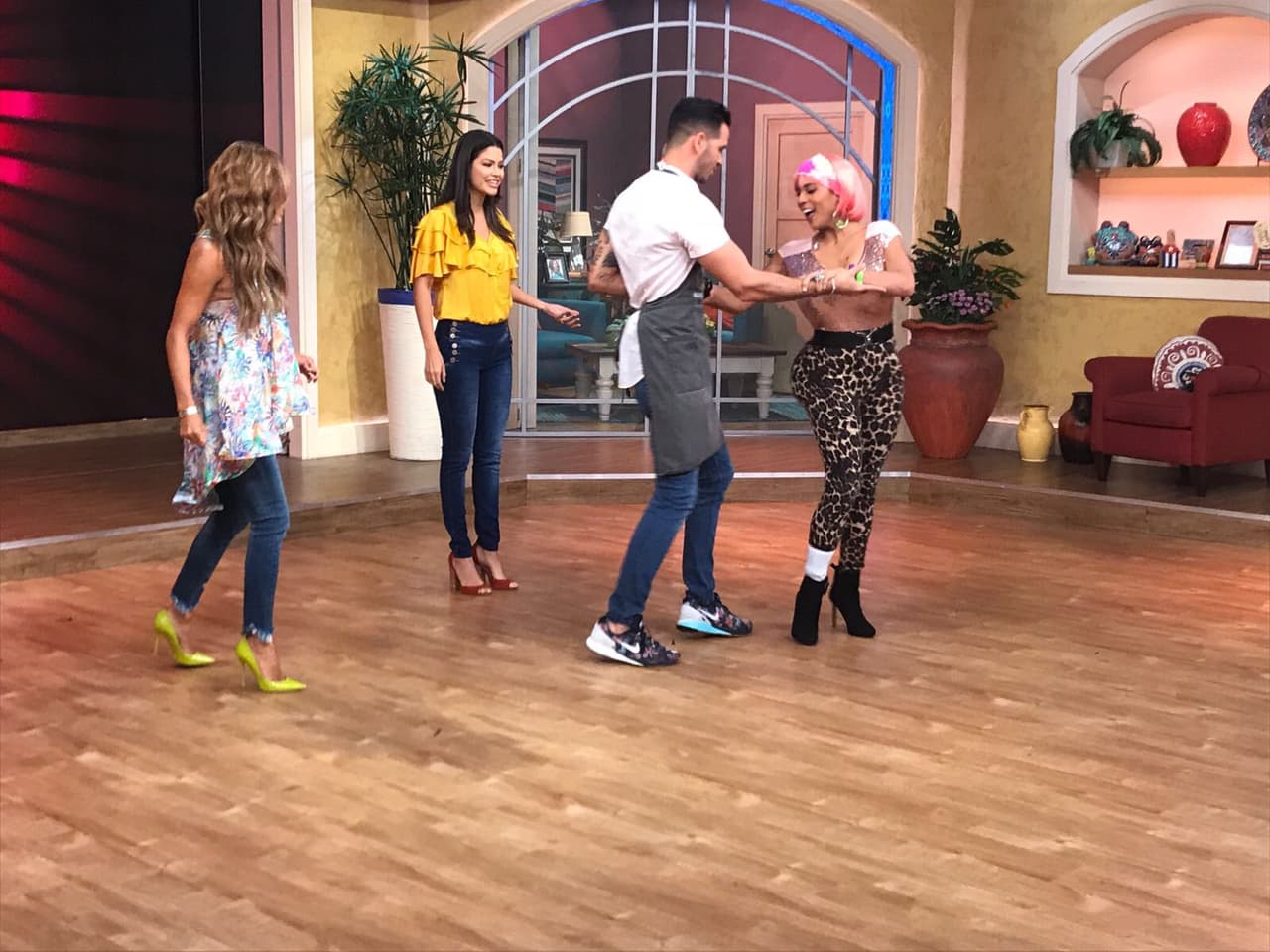 Clases particulares para el Chef Jesús, con esa maestra quién no tiene ganas de moverse.