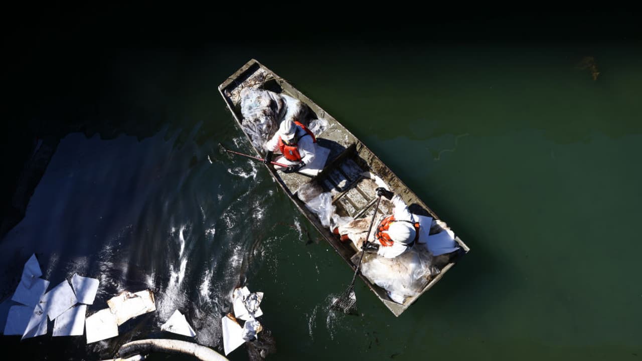 Gobernador Newsom declara estado de emergencia en playas del sur de California tras derrame de petróleo