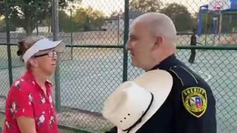 Luego de una madrugada violenta en un barrio de la ciudad de San Antonio, el sheriff Javier Salazar aprovechó “National Night Out” para visitar vecindarios y recordar a residentes la importancia de estrechar lazos para tener espacios más seguros.