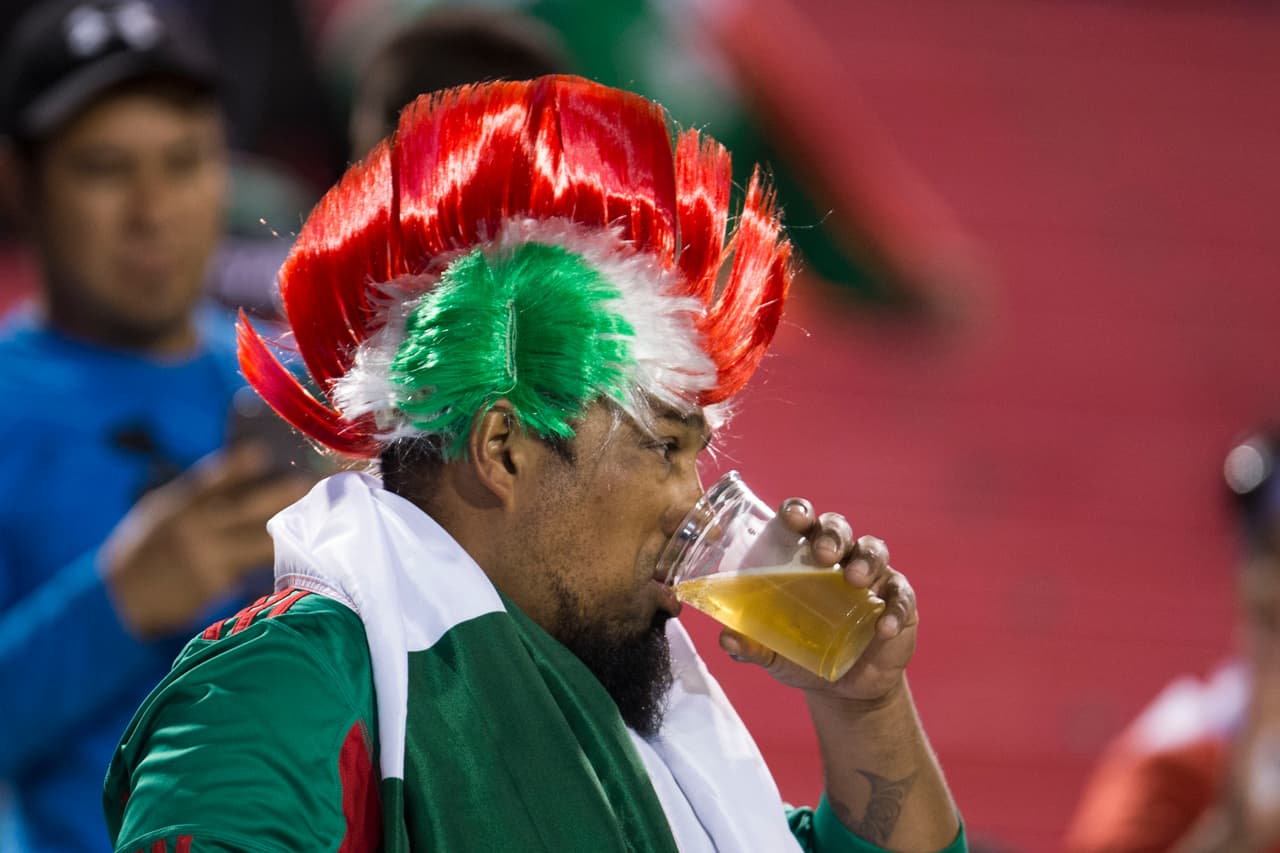 Los fanáticos mexicanos prendieron la fiesta en Las Vegas en medio del amistoso contra Islandia. Disfraces, colorido, amigos, familias, bellas mujeres y hasta música fueron parte del colorido de los presentes. Algunos aprovecharon para tomarse una que otra cerveza.