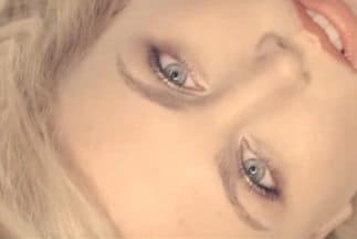 Esta chica es una de las participantes en el video de primeros auxilios en España. (Foto tomada del video Youtube).