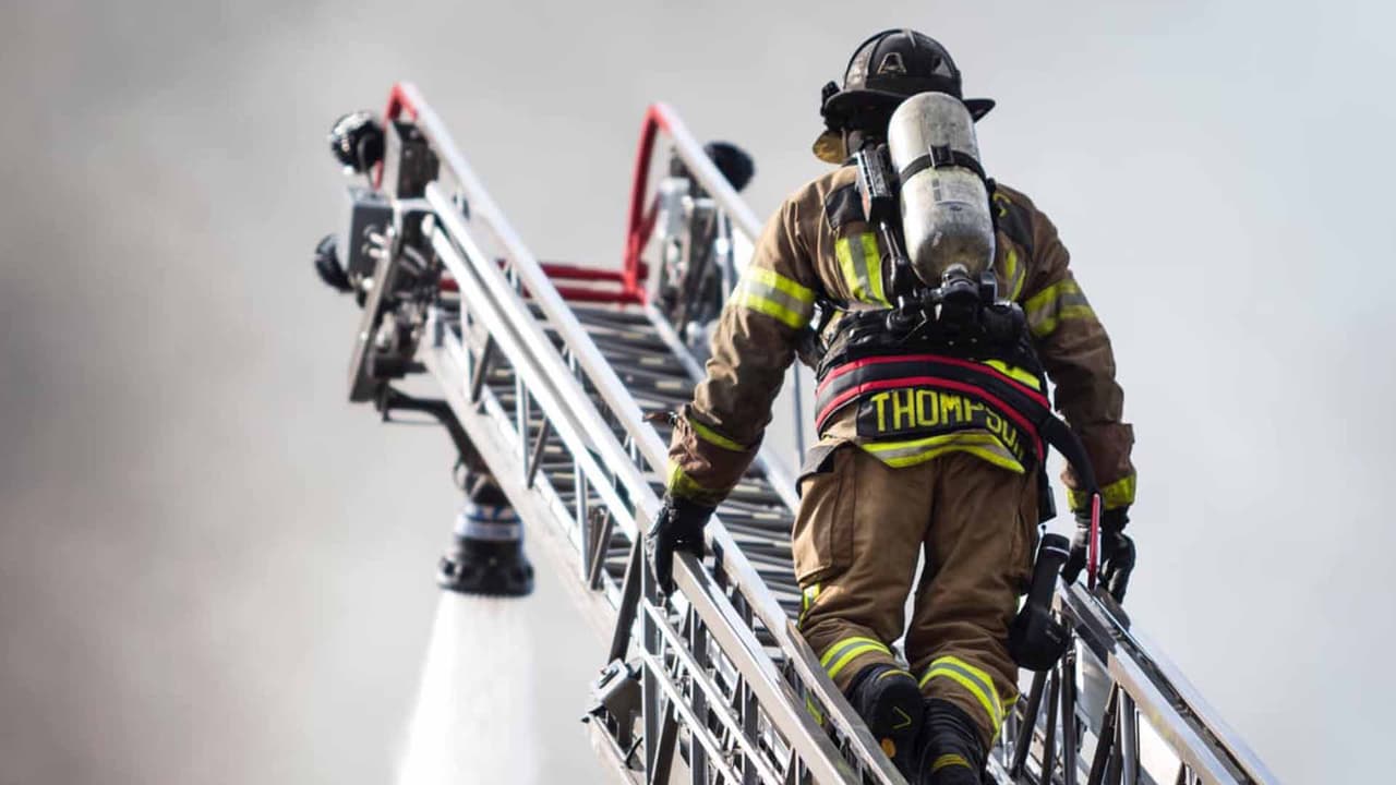 El incendio de tres alarmas provocó la movilización de equipos de rescate de diferentes agencias de la ley.