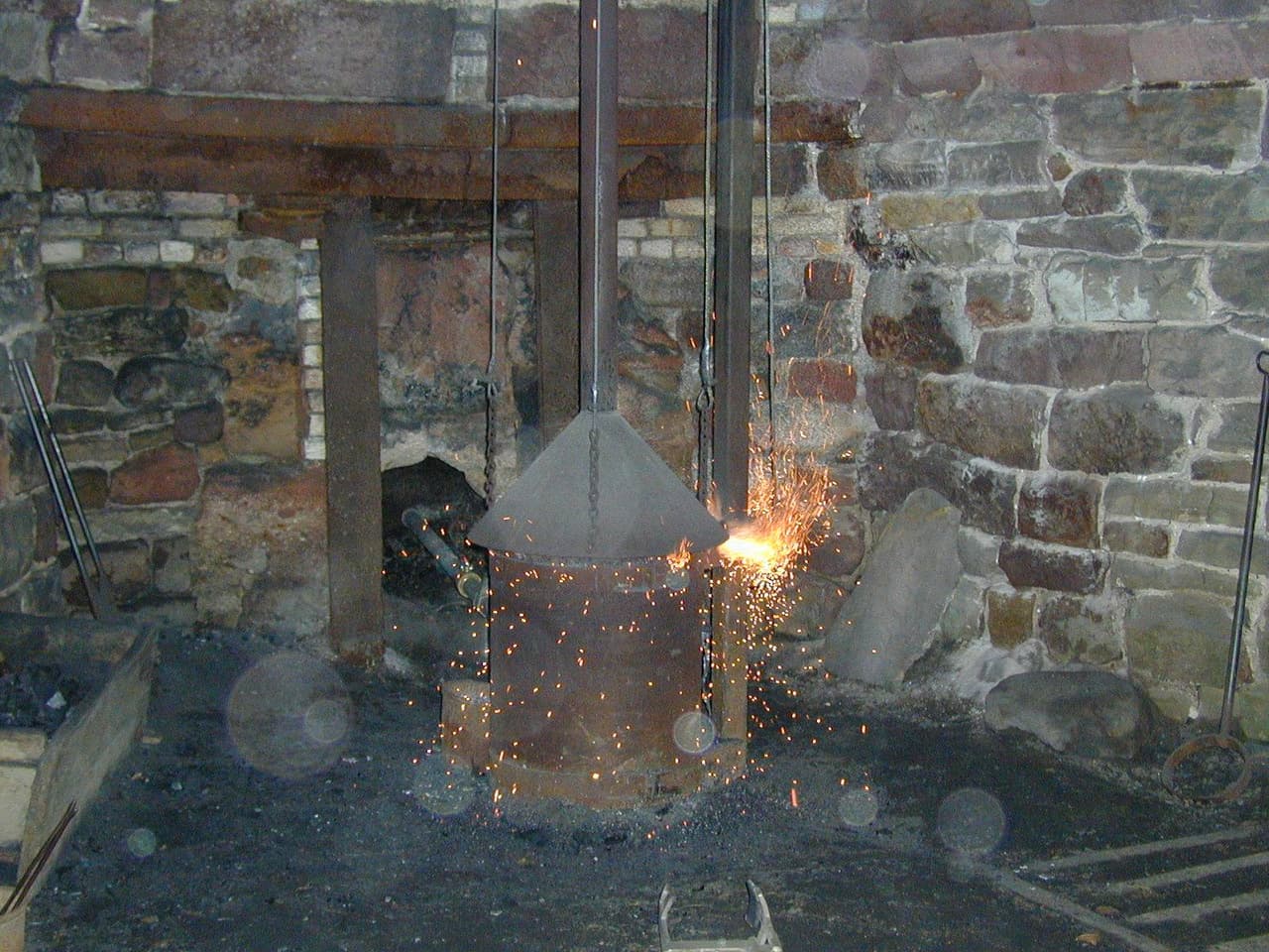 Hopewell y otras "plantaciones de hierro" que operaron entre 1771 y 1883 sentaron las bases para la transformación de los Estados Unidos en un gigante industrial. Los 848 acres y las estructuras históricas del parque ilustran el negocio, la tecnología y el estilo de vida de la nación durante la época.