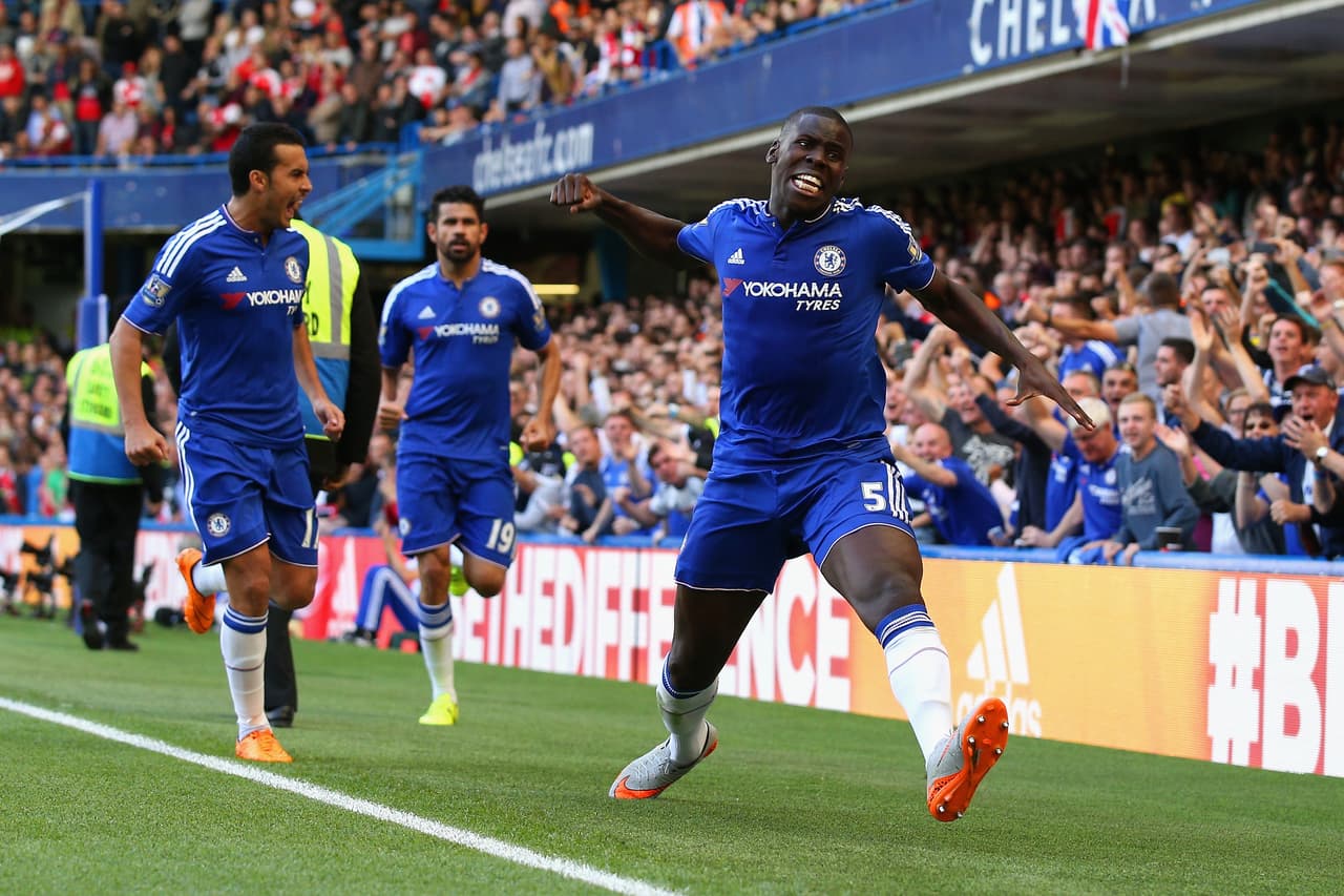 Kurt Zouma abrió el marcador en Stamford Bridge.