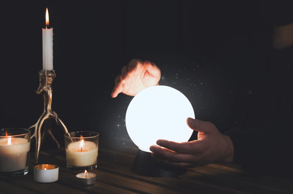 Es el tiempo de los sueños clarividentes, de premoniciones, de todo aquello que tú puedes hacer más allá de la percepción normal. Verás un poquito más adelante en el tiempo y el futuro y dirás “esto que iba a hacer no me conviene” y tomarás una decisión radicalmente distinta a la que tú pensaste tomarías. 
<br>