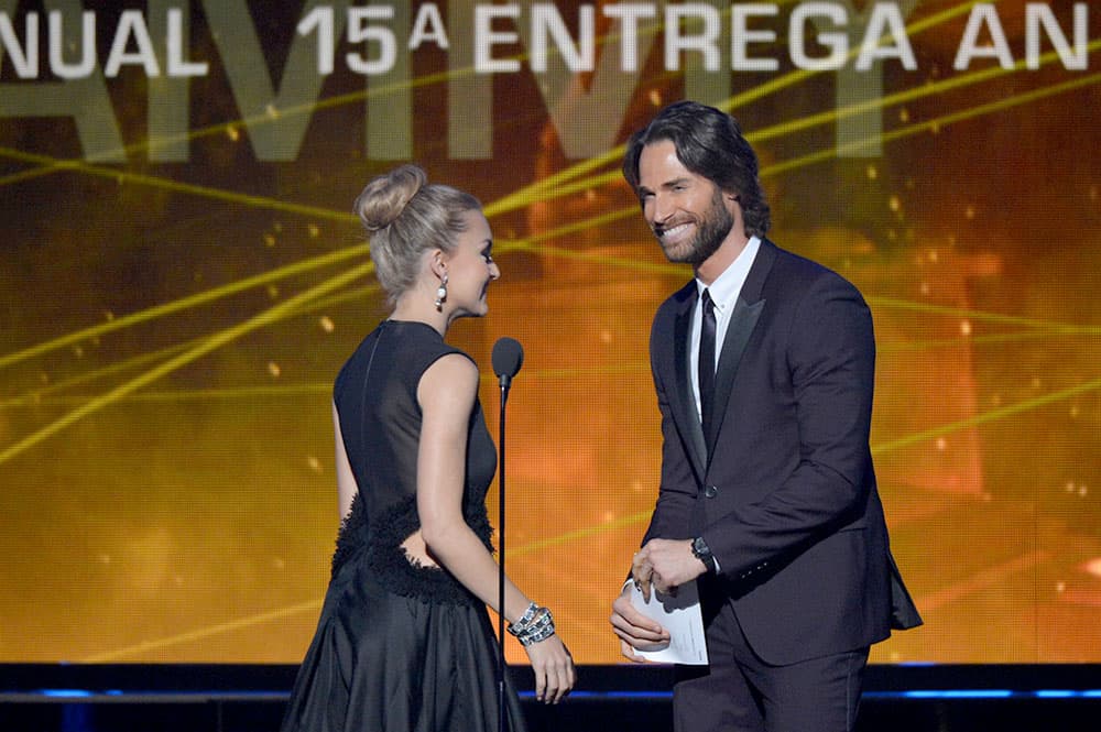 Después de brillar en la alfombra también brillaron sobre el escenario al ser presentadores de un premio.