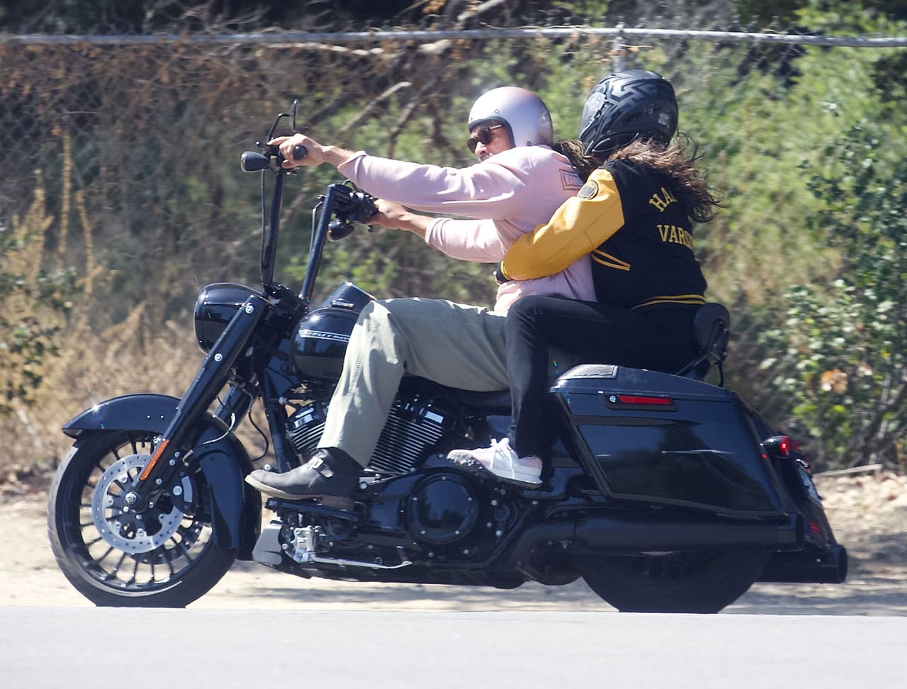 Para su paseo en la motocicleta Harley-Davidson de Momoa, tanto él como la actriz de 
<b><a href="https://www.vix.com/es-es/detail/series-552?utm_medium=internal_referral&utm_source=univision&utm_campaign=breaking_news&utm_content=ed_entertainment&utm_term=slideshow" target="_blank">Lola Érase Una Vez (que puedes ver gratis aquí en ViX)</a></b> vistieron ropa casual. 
<br>