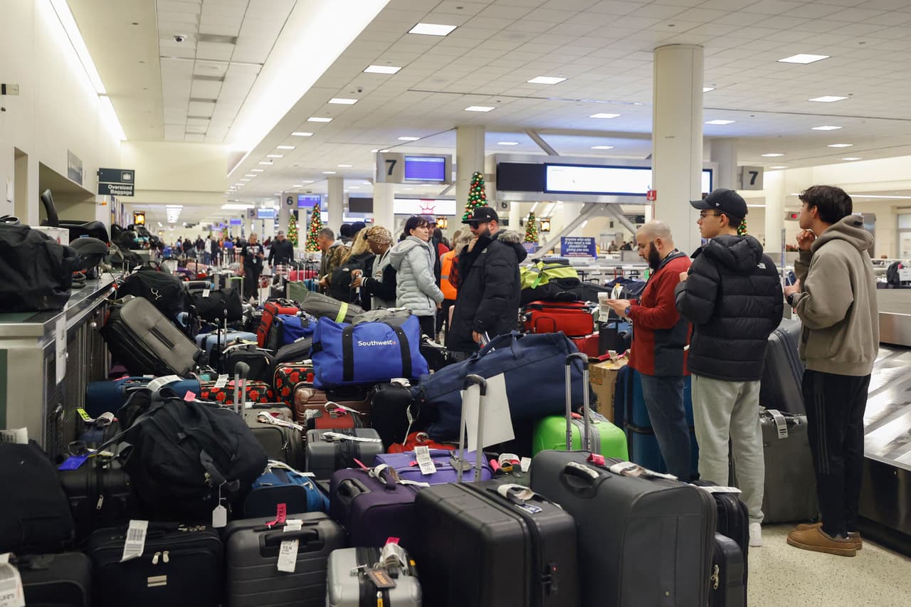 Crece el caos en el aeropuerto Baltimore: cientos de viajeros hacen largas filas para intentar encontrar su equipaje