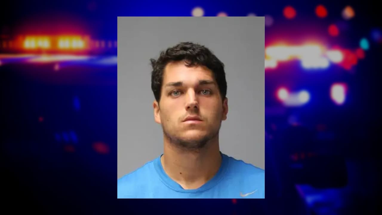 Profesor de escuela secundaria acusado de mantener relaciones sexuales con estudiante 