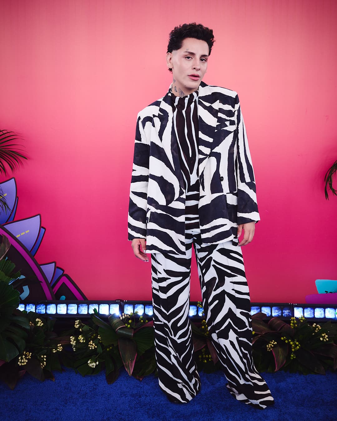 <b>Kunno</b> llegó con un conjunto negro y blanco.