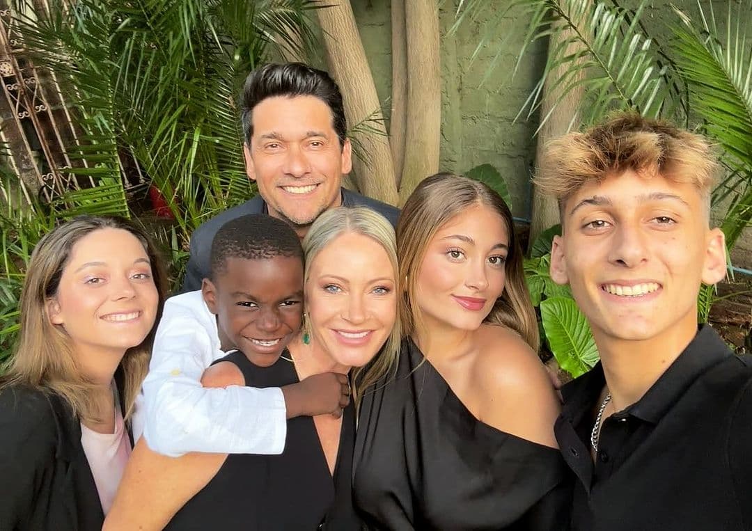 Rafael Araneda con su esposa e hijos.