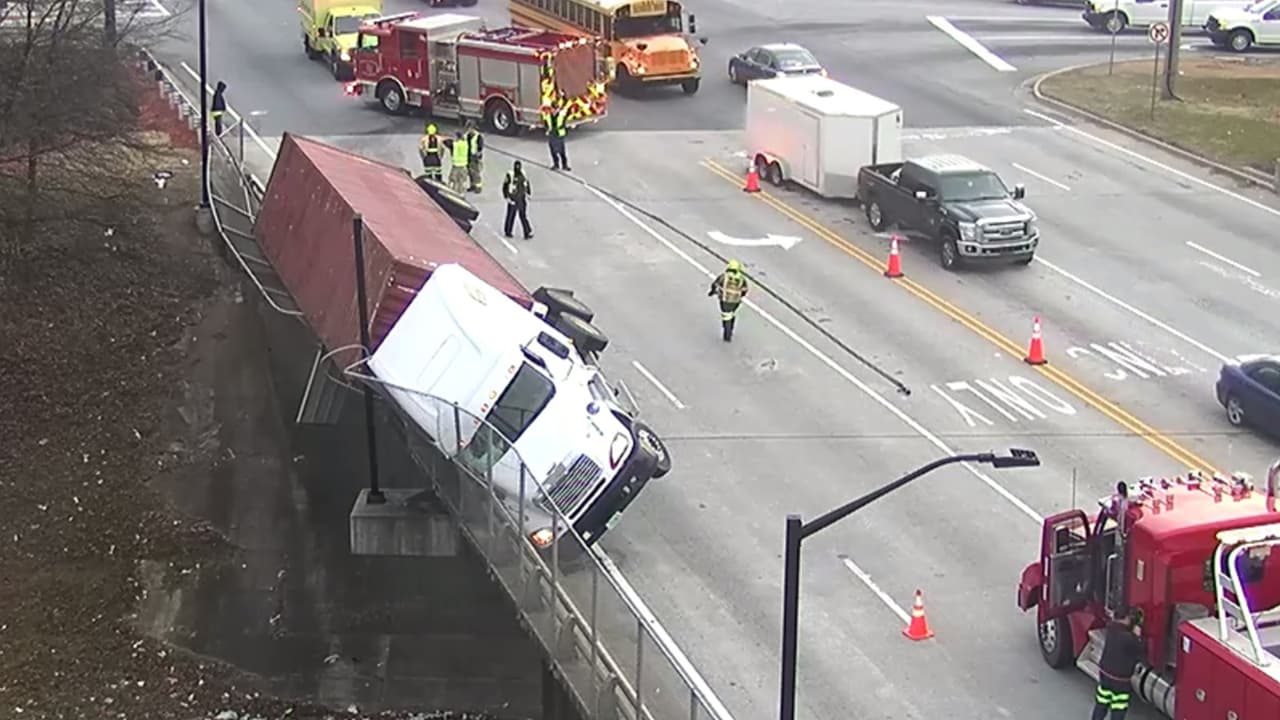 Un camión de carga choca y queda al borde del puente sobre la autopista 78 en Dekalb
