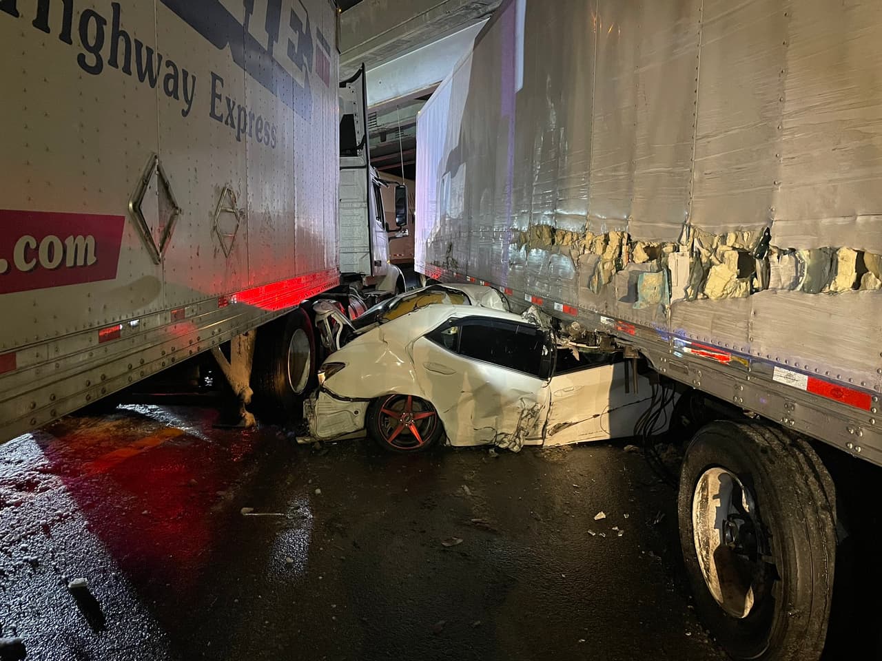 La presencia de nieve deja condiciones peligrosas para la circulación que pueden provocar accidentes como el que ocurrió esta mañana en la Interestatal 80 a la altura de Verdi, en el límite con Nevada. Seis tráileres chocaron y un vehículo fue aplastado por uno de los remolques.