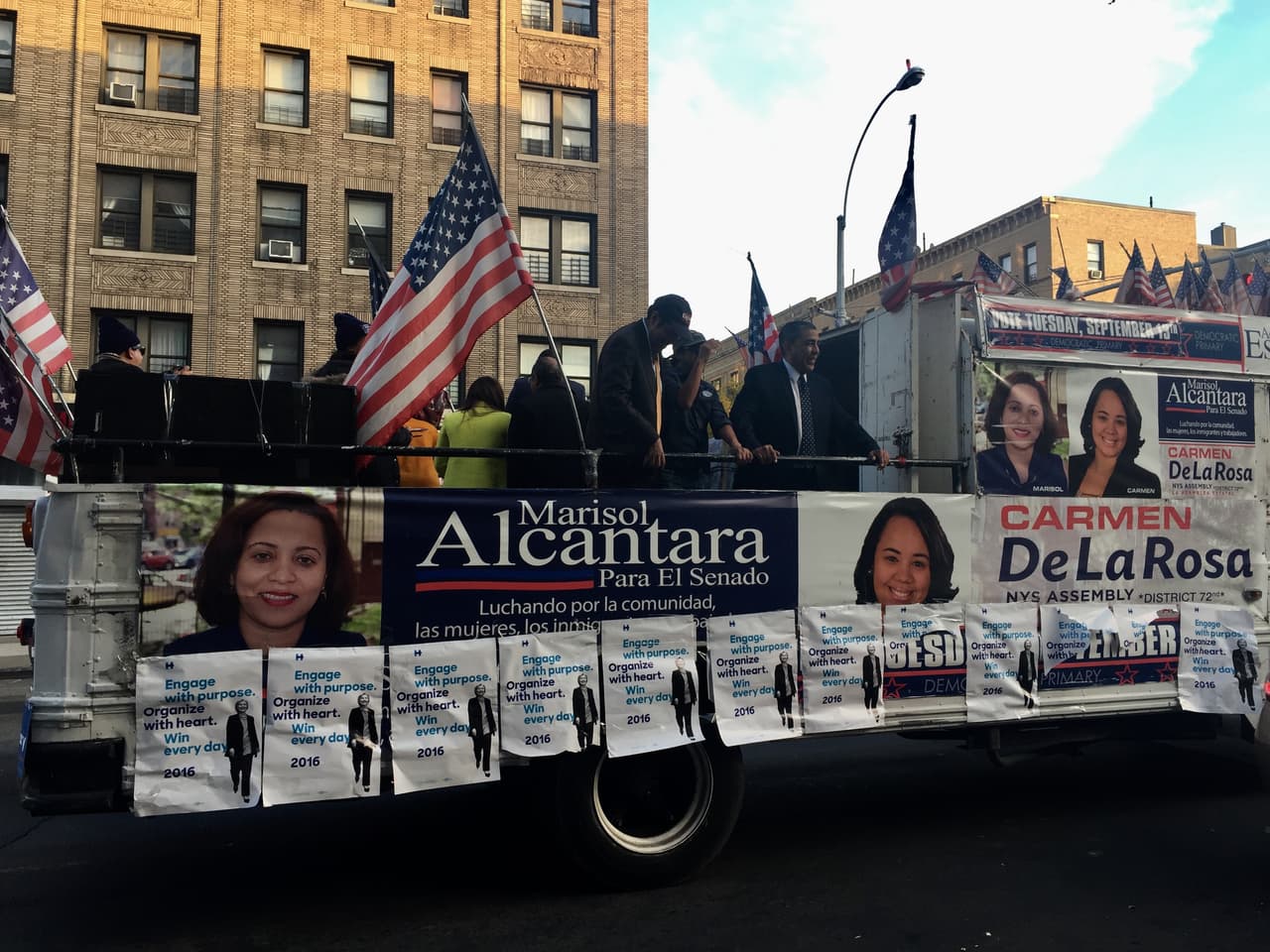 La "camiona", como los residentes llaman a la carroza, fue escenario para la campaña de la exsecretaria de estado Hillary Clinton.