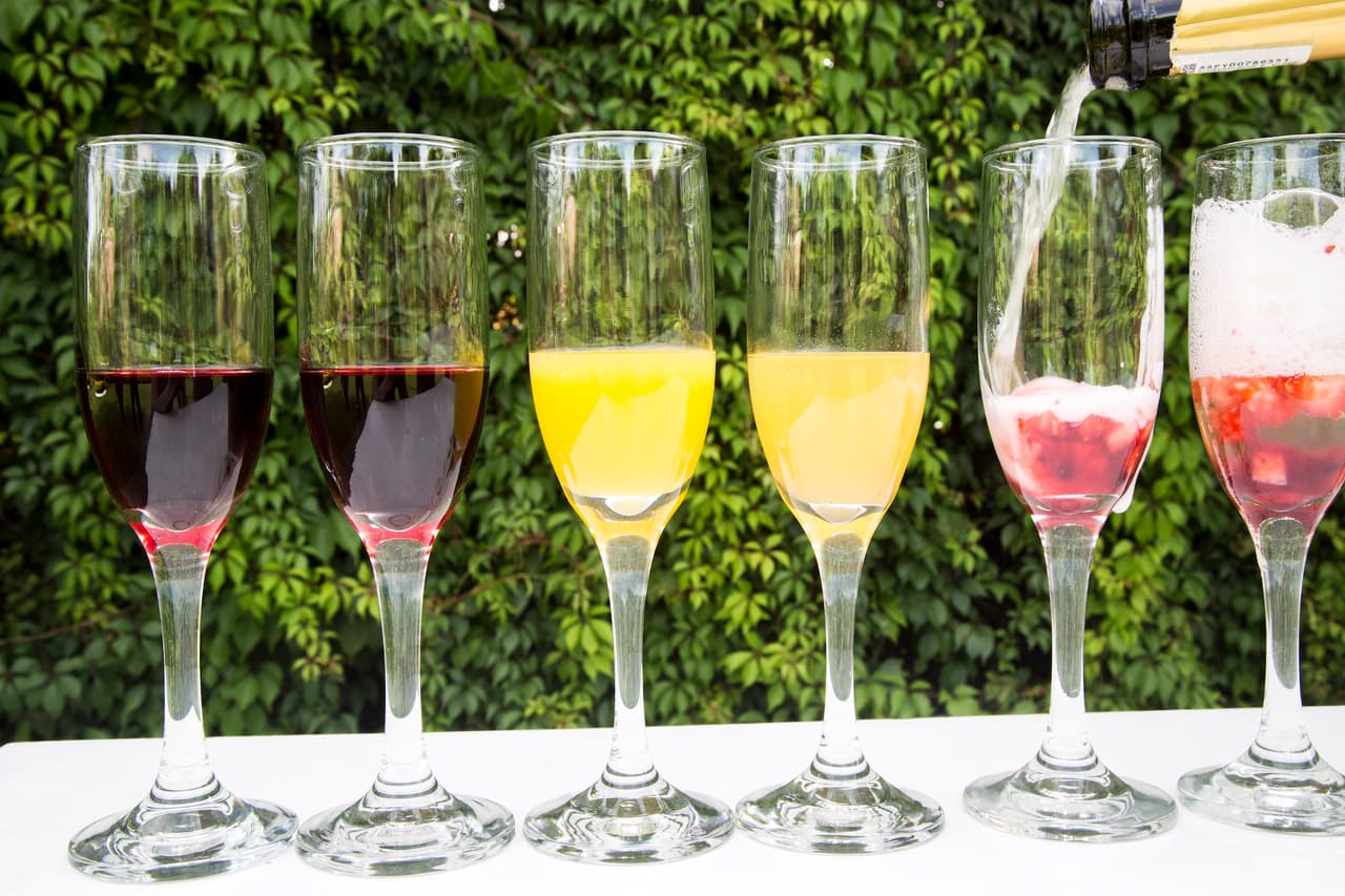 Mimosas: puedes ofrecer la tradicional con jugo de naranja o una nueva propuesta con jugo de durazno, esta opción será muy bien acogida por tus invitados si tu boda es por la mañana.