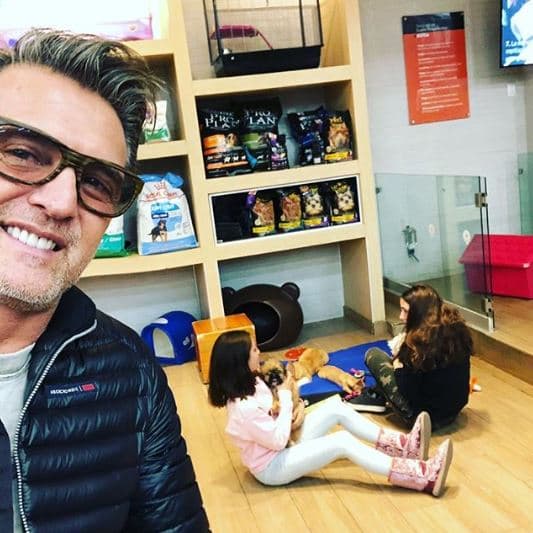 En entrevista para el programa Hoy, el actor argentino señaló: “El plan es pasarla con mi familia. Mi familia es Mía, Azul y Maki, la vamos a pasar juntos. No sabemos bien dónde todavía, pero la vamos a pasar juntos”.