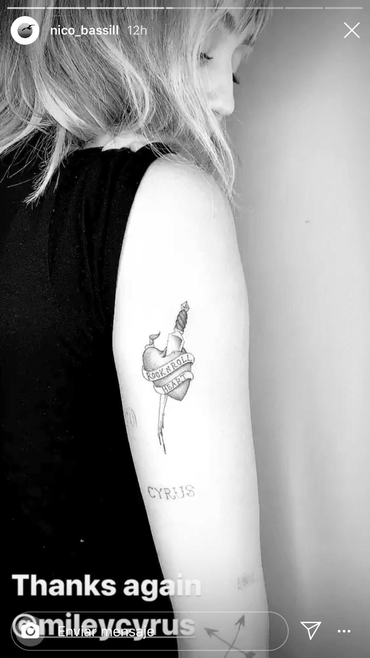 En el corazón aparece una cinta en la que se lee: "Rock 'n roll heart" (Corazón de rock and roll).