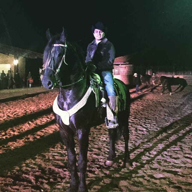 Julión Álvarez no se queda atrás y aunque sin traje de charro, muestra que sabe cómo montar a caballo.