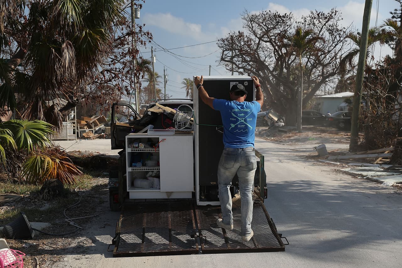 Oni Ferreiro III lanza los artículos mientras limpia su casa después de que fue gravemente dañada por el huracán Irma. El proceso de reconstrucción ha comenzado. La Agencia Federal para el Manejo de Emergencias informó que 25% de todos los hogares en los Cayos de Florida fueron destruidos y 65% sufrieron daños mayores cuando recibieron un golpe directo del huracán.