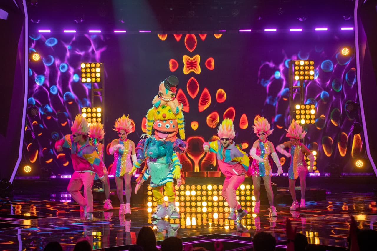 Bunch también presentó un drama amoroso en el que también hubo muchas pistas sobre su identidad y que involucró a muchas películas y telenovelas, que sorprendieron un poco a los investigadores. Él le dio el toque urbano a la noche al interpretar el gran éxito de Farruko, ‘Pepas’.