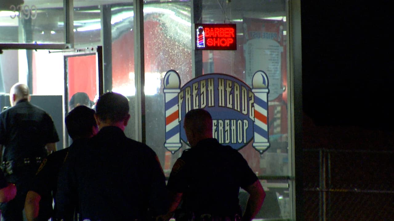 Disparan a cuatro personas que se encontraban en una barbería cerca de Ingram Park Mall