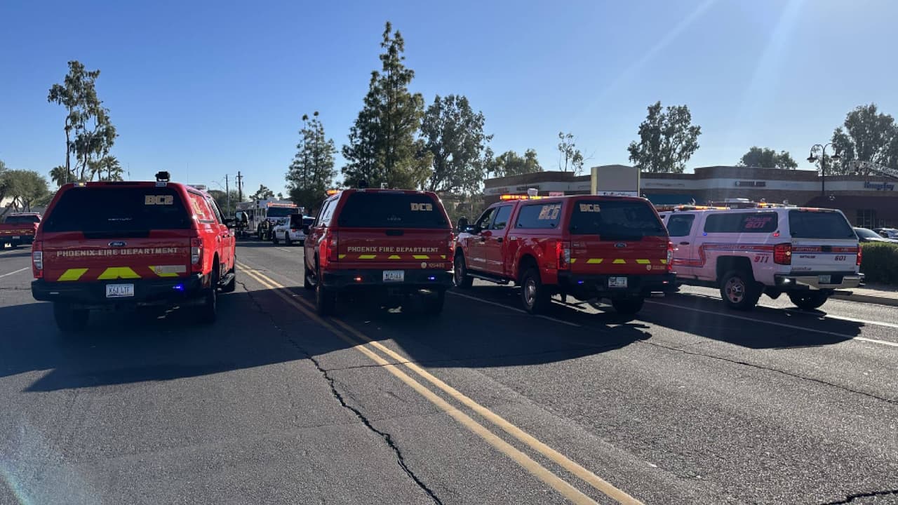Una persona fue enviada al hospital después de una explosión dentro de una estructura comercial cerca de Tatum Blvd y Thunderbird Rd, en Phoenix.