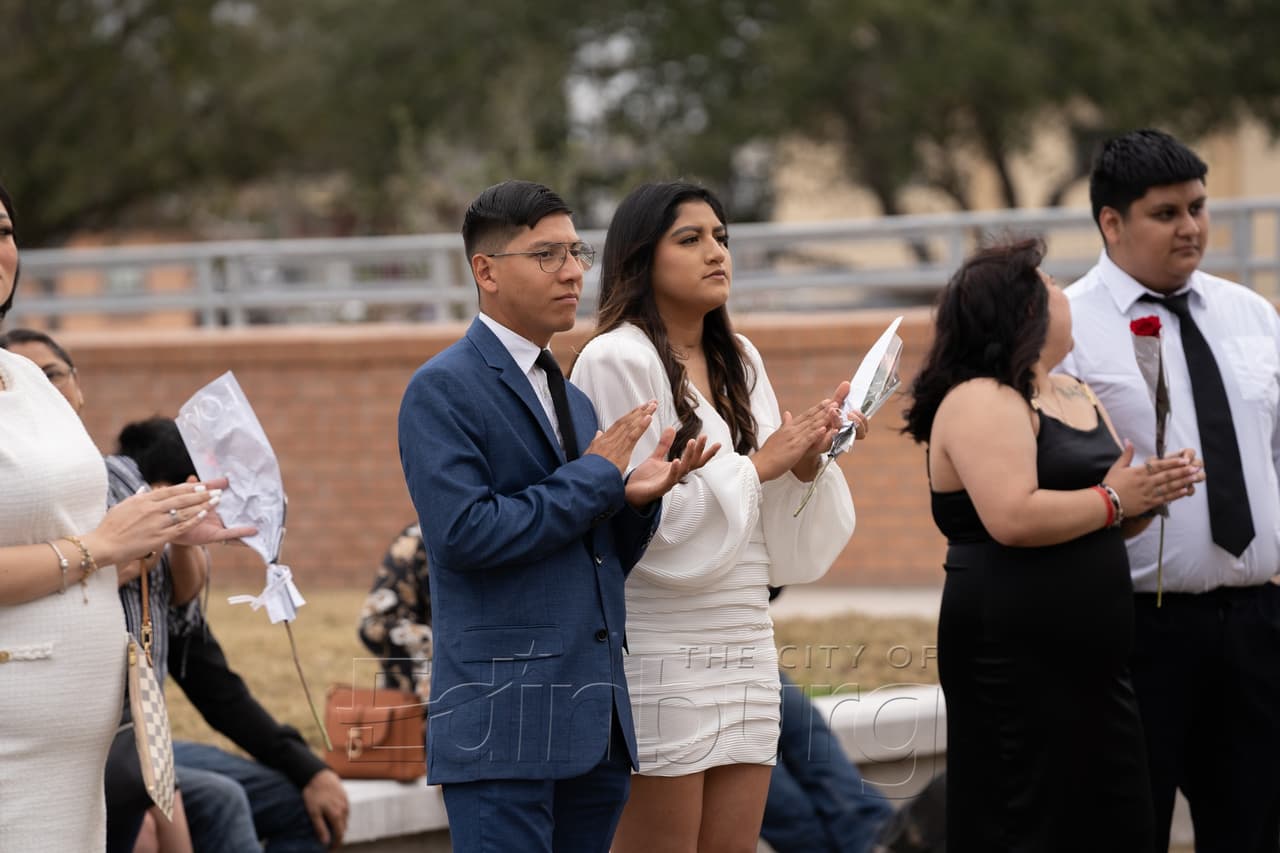 El anfiteatro fue el lugar perfecto para reunir a estas parejas, en donde los recién casados se tomaron fotografías frente a un letrero de luces en el que se leía ‘I do love’.