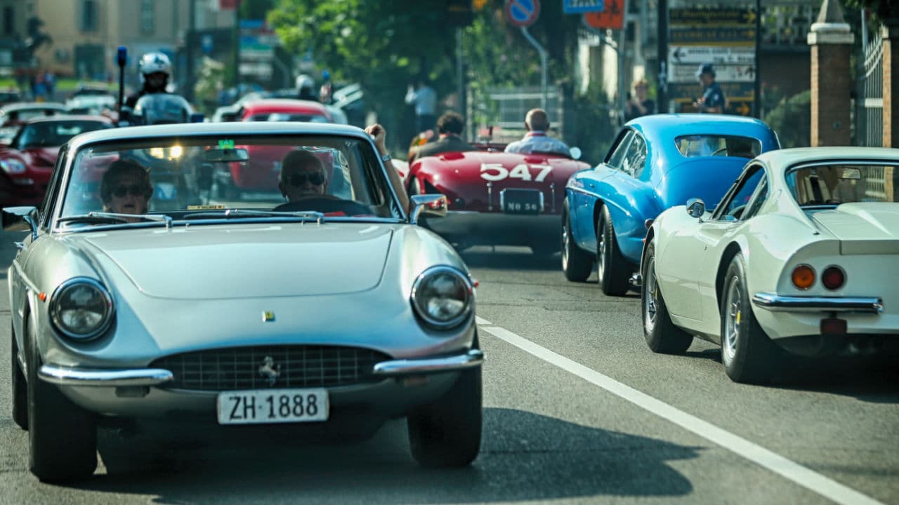 Clientes de todo el mundo se dieron cita en esta fiesta que marcó la culminación de los festejos por estos 70 años de vida de la
<b> Casa de Maranello</b>. Los eventos empezaron en todo el mundo desde los primeros meses de este 2017 y para ello se prepararon desde desfiles, congregaciones de cientos de clientes con sus autos y rallies por lugares enigmáticos como fue la Ruta de la Seda en China o recorridos por las ciudades de Praga, Monte Carlo, Londres, Ginebra, entre otras.