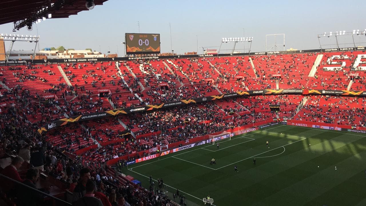 Desde tempranas horas el Ramón Sánchez Pizjuán se fue llenando de color para vivir una jornada especial de la UEFA Europa League entre el Sevilla F.C. y la S.S. Lazio, quienes definirían uno de los clasificados a los octavos de final del torneo continental.